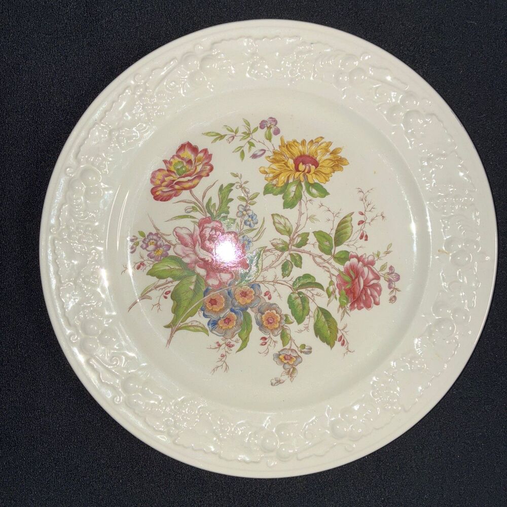 Homer Laughlin Eggshell Theme Dinner Plate J47N5 Embossed Flower Bouquet 1947